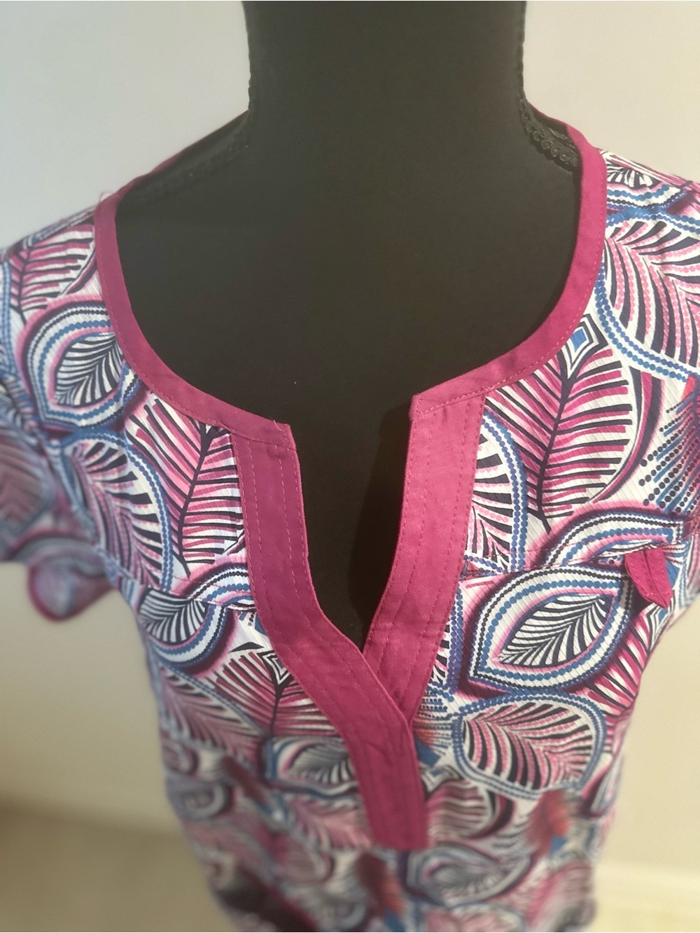 PEACHES Scrub Top - Picture 2 of 9